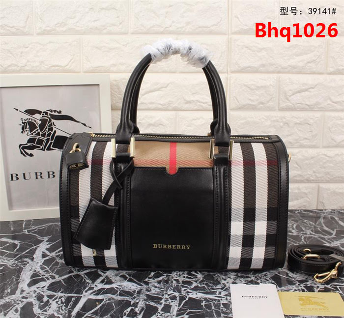 BURBERRY巴寶莉 經典款 巴寶莉專用格子布配臻選光滑小牛皮枕頭包 39141  Bhq1026