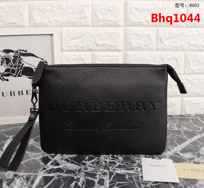 BURBERRY巴寶莉 男士大號手拿包 官網力推款 進口頭層摔紋牛皮 正面壓印經典字母logo 內裏空間充裕 8603  Bhq1044