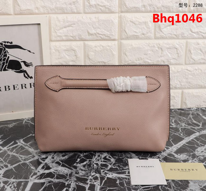 BURBERRY巴寶莉 簡約時尚手拿包 拉鏈口袋飾有 Burberry立體字母 2288  Bhq1046