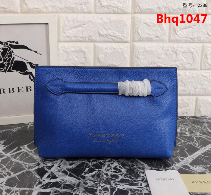 BURBERRY巴寶莉 簡約時尚手拿包 拉鏈口袋飾有 Burberry立體字母 2288  Bhq1047