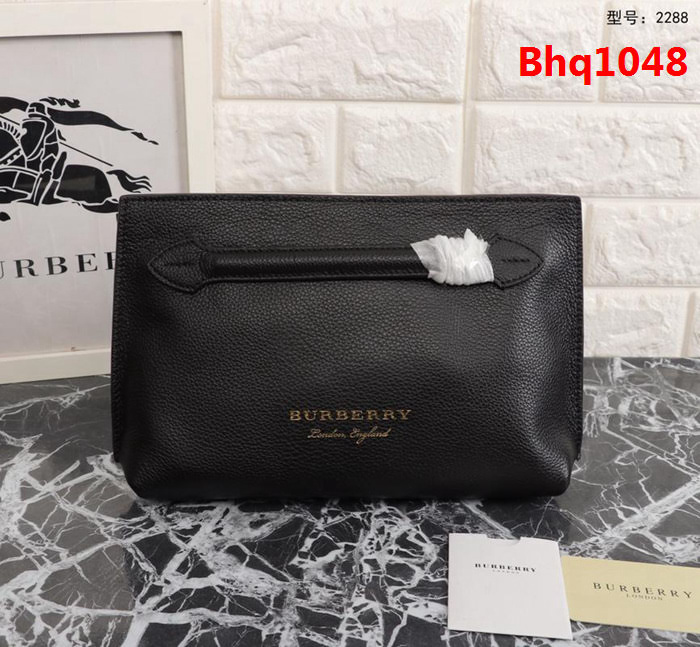 BURBERRY巴寶莉 簡約時尚手拿包 拉鏈口袋飾有 Burberry立體字母 2288  Bhq1048