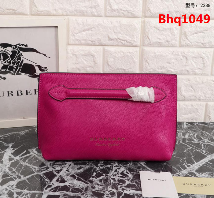 BURBERRY巴寶莉 簡約時尚手拿包 拉鏈口袋飾有 Burberry立體字母 2288  Bhq1049