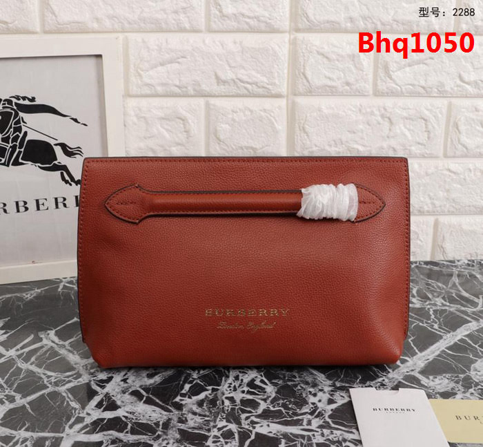 BURBERRY巴寶莉 簡約時尚手拿包 拉鏈口袋飾有 Burberry立體字母 2288  Bhq1050