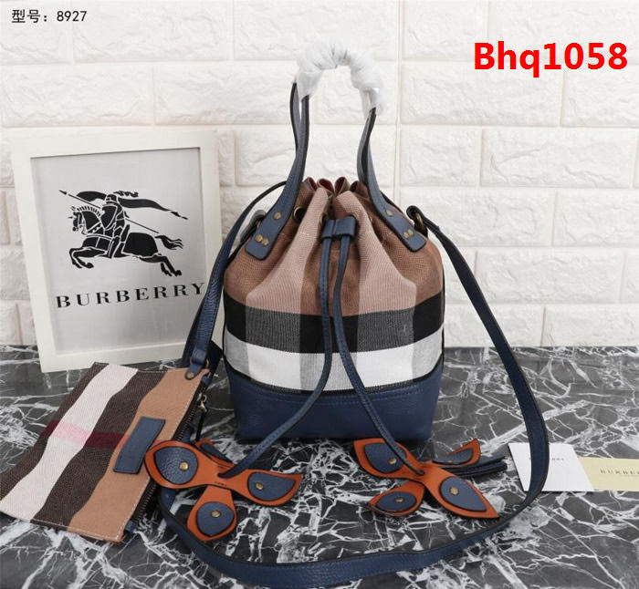 BURBERRY巴寶莉 原單 爆款 實用耐久 Canvas 格紋水桶包 搭配可拆式拉鏈零錢袋 803231  Bhq1058