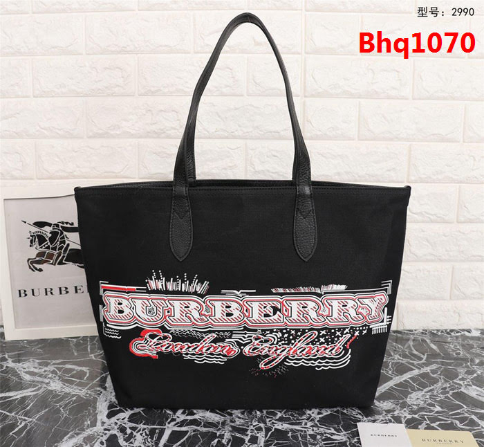 BURBERRY巴寶莉 雙面兩用托特包 塗鴉圖案 大號格紋圖案 2990  Bhq1070