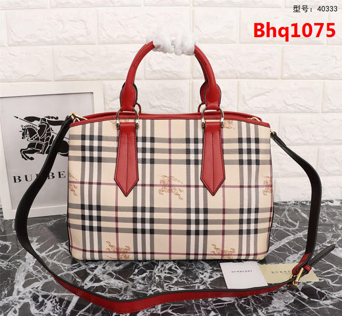 BURBERRY巴寶莉 最新爆款 40333 標誌性手袋 The Saddle PVC材質配原版牛皮  Bhq1075