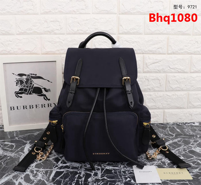 BURBERRY巴寶莉 新款背包 肩背式軍旅背包 品牌典藏的軍風包款 正面飾有Burberry立體字母徽標 9721  Bhq1080
