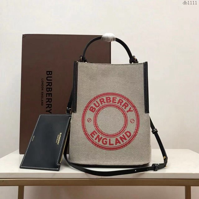 Burberry專櫃新款女包 巴寶莉馬術風格帆布水桶包手腕包肩背包  db1111