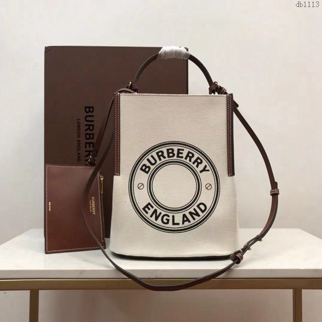 Burberry專櫃新款女包 巴寶莉馬術風格帆布水桶包手腕包肩背包  db1113
