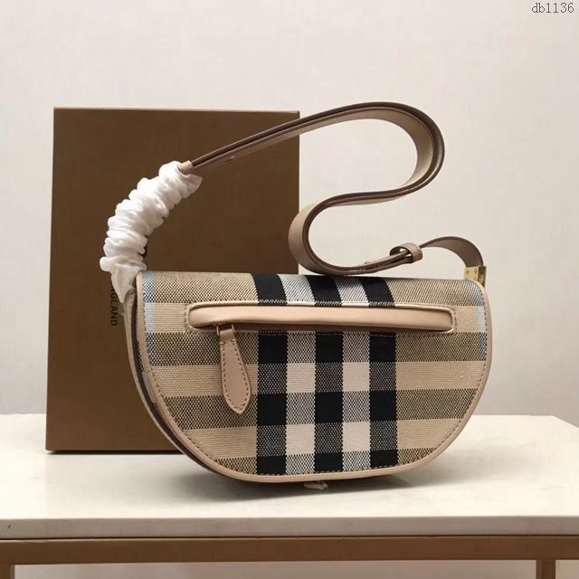 Burberry專櫃新款女包 巴寶莉時裝秀款肩背包 半圓包  db1136