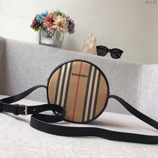 Burberry專櫃新款女包 巴寶莉塗鴉圓餅迷你包 經典格紋斜挎女包  db1188