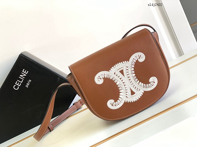 Celine專櫃23s早春系列CUIR FOLCO TRIOMPHE光滑牛皮革刺繡手袋 賽琳FOLCO刺繡馬鞍包 sldj2422