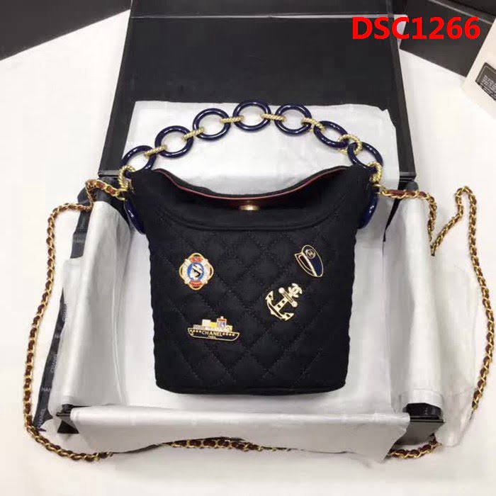 香奈兒CHANEL 57861 2018款徽章水桶包 時尚簡約風格 DSC1266
