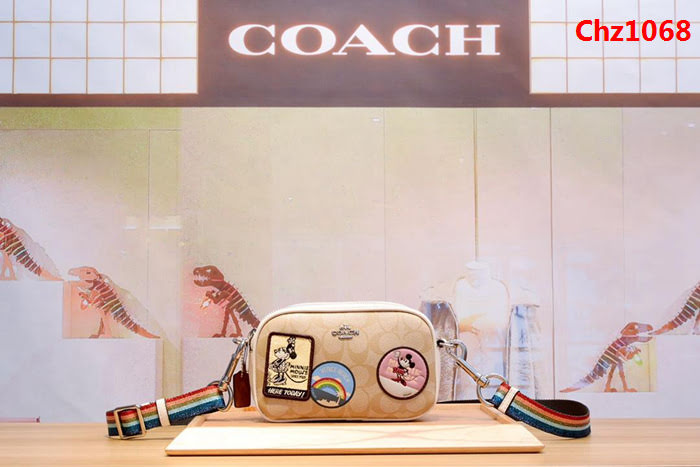 COACH蔻馳 31349 新款 徽章相機包 迪士尼米奇合作限量版 彩虹寬版肩帶  Chz1068