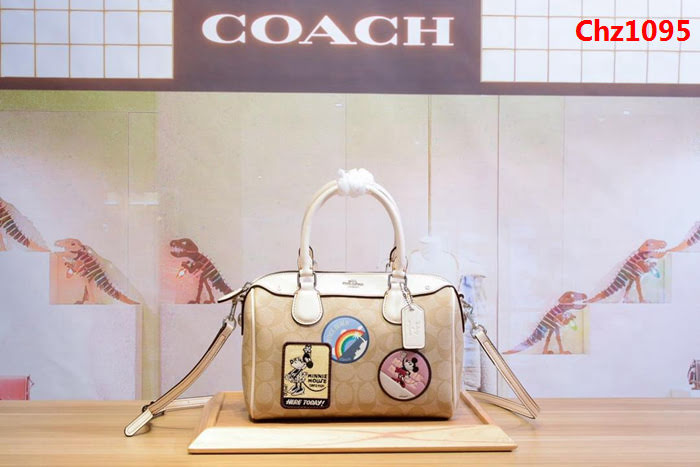 COACH蔻馳 29357 新款 迪士尼限量版 徽章Logo印花 小號枕頭包 波斯頓 手提單肩斜挎女包 經典實用百搭款  Chz1095