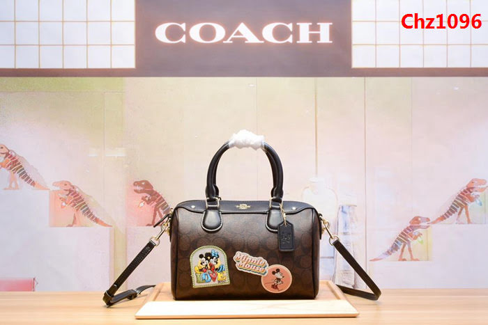 COACH蔻馳 29357 新款 迪士尼限量版 徽章Logo印花 小號枕頭包 波斯頓 手提單肩斜挎女包 經典實用百搭款  Chz1096