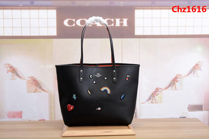 COACH蔻馳 品質升級 新款 25798 彩虹購物袋 顆粒紋牛皮 七彩徽章刺繡 時尚簡單百搭  Chz1616