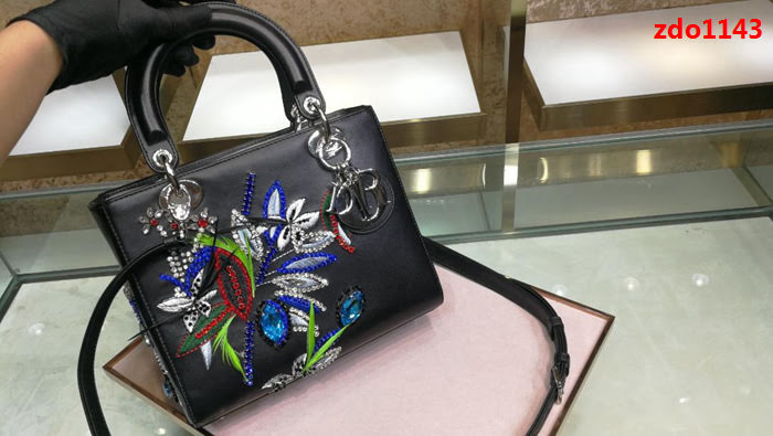 DIOR迪奧 五格刺繡 牛皮玻璃水晶鑽 全手工刺繡一朵花 手提包 可手提亦可肩背或斜挎  zdo1143