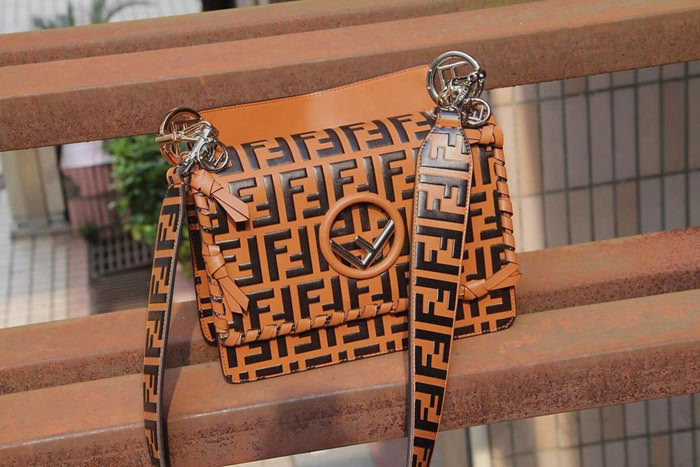 FENDI芬迪 最新得力作品 最經典花紋 Kan I Logo翻蓋包  fd1264
