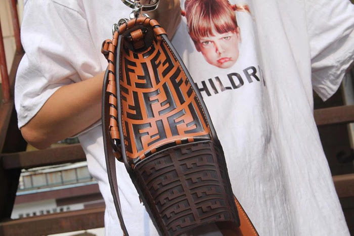 FENDI芬迪 最新得力作品 最經典花紋 Kan I Logo翻蓋包  fd1264