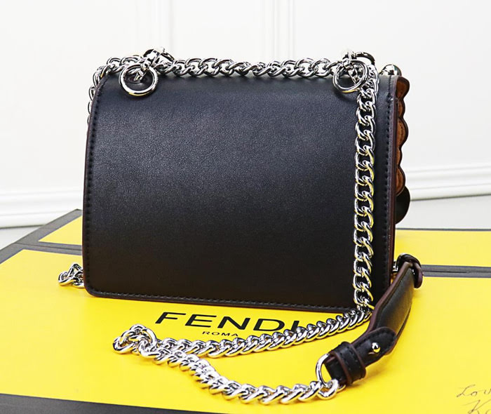 FENDI芬迪 小號 Fendi 2018秋冬新款 Kani翻蓋式手袋 可斜背亦可手提 088 081  fd1316