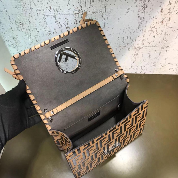 FENDI芬迪 翻蓋手袋 翻蓋綴以同色系穿繩及小蝴蝶結 可斜背或手拿  fd1335