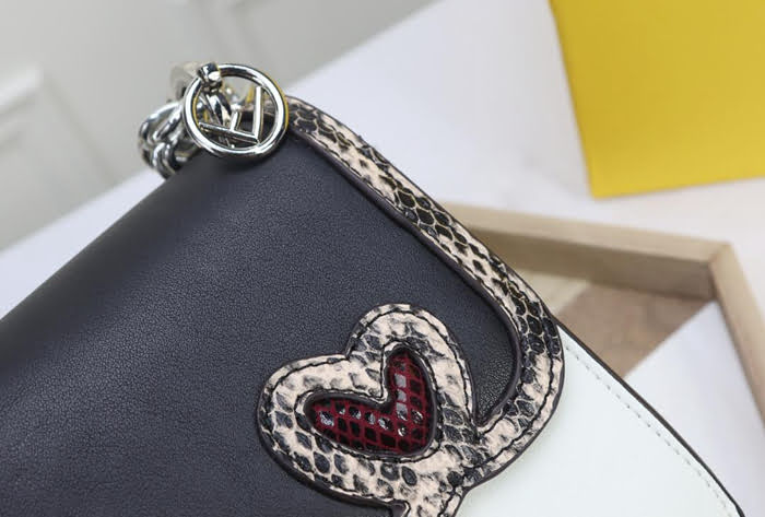 FENDI芬迪 小號 Fendi 8809 2018春夏新款 情人節禮物KAN I LOGO牛皮手袋 可斜背或手拿  fd1342
