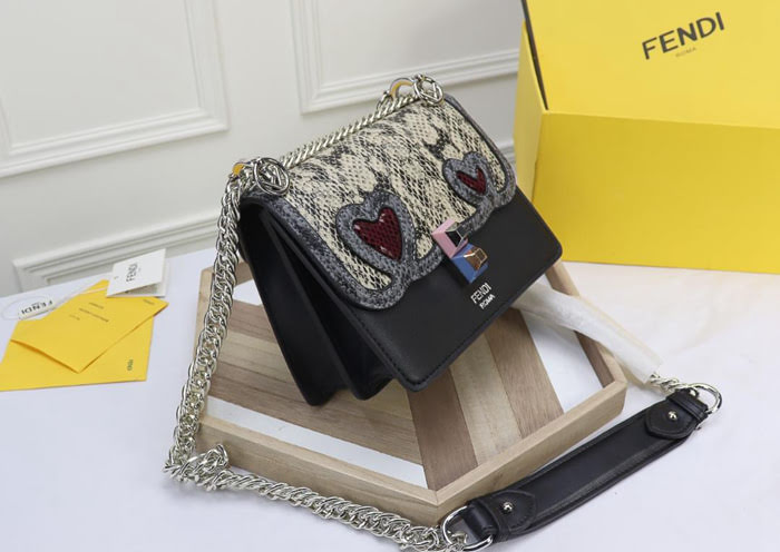 FENDI芬迪 小號 Fendi 8809 2018春夏新款 情人節禮物KAN I LOGO牛皮手袋 可斜背或手拿  fd1343