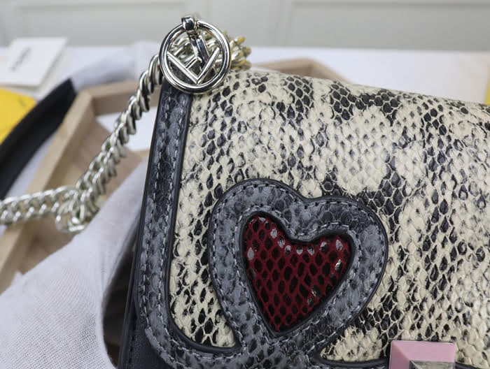 FENDI芬迪 小號 Fendi 8809 2018春夏新款 情人節禮物KAN I LOGO牛皮手袋 可斜背或手拿  fd1343