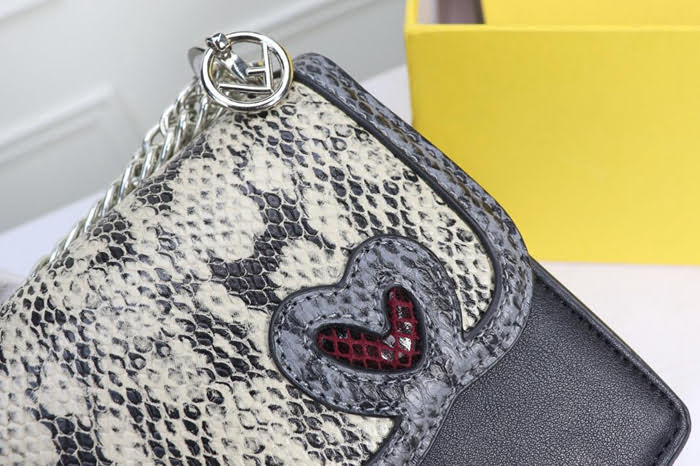FENDI芬迪 小號 Fendi 8809 2018春夏新款 情人節禮物KAN I LOGO牛皮手袋 可斜背或手拿  fd1343