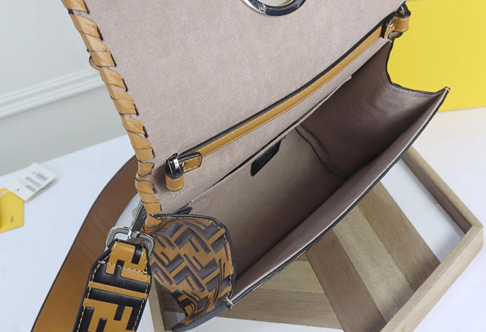 FENDI芬迪 原單爆款 kani 翻蓋手袋 翻蓋綴以同色系穿繩及小蝴蝶結 可斜背或手拿 fd1406