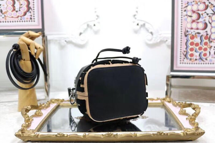 FENDI芬迪 Fendi MINI BUCKET時尚手提肩背包 可手提 可斜挎 8850  fd1444