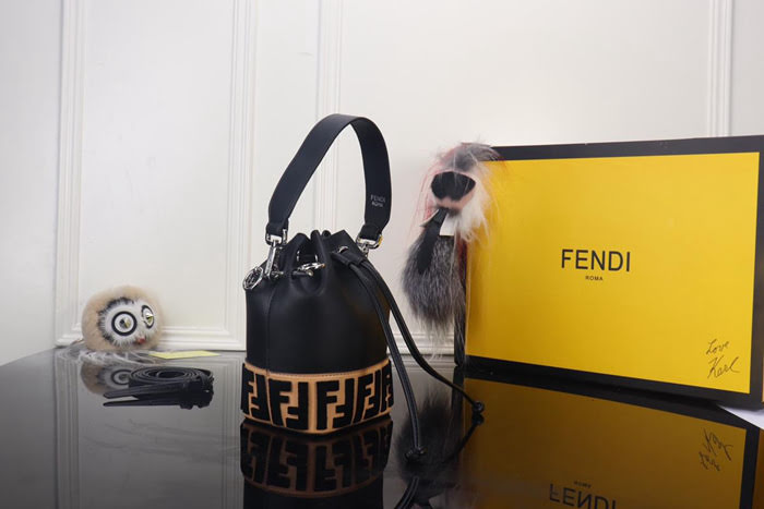 FENDI芬迪 Fendi MINI BUCKET 時尚手提肩背包 可手提 可斜挎 8850  fd1502