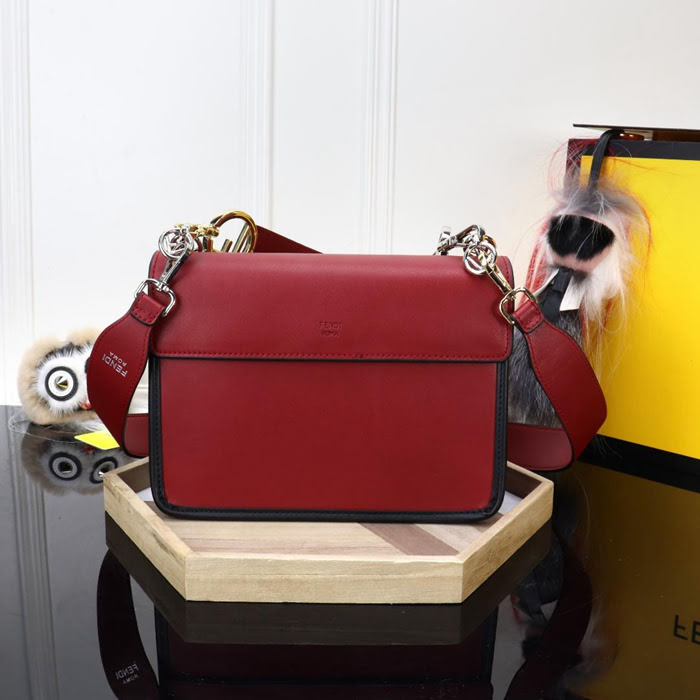 FENDI芬迪 新品新款fendi KAN I手袋 可斜背或手拿  fd1558