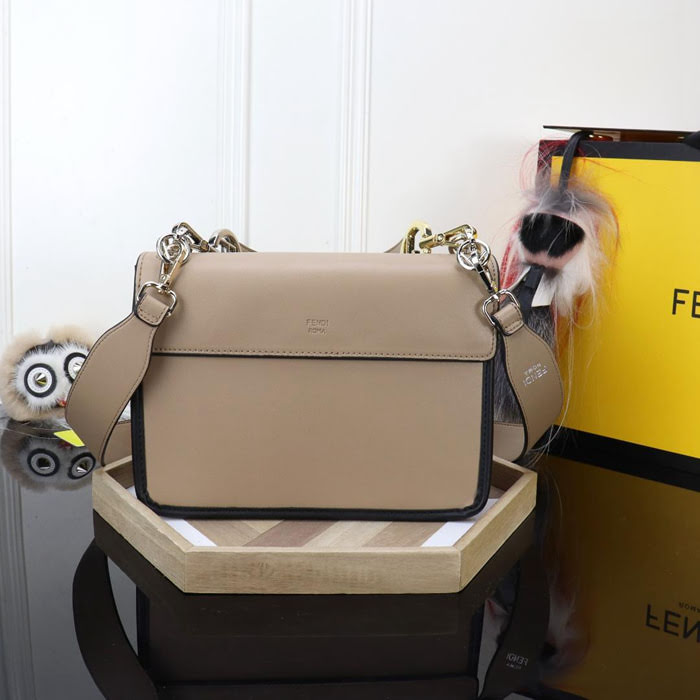 FENDI芬迪 新品新款fendi KAN I手袋 可斜背或手拿  fd1559