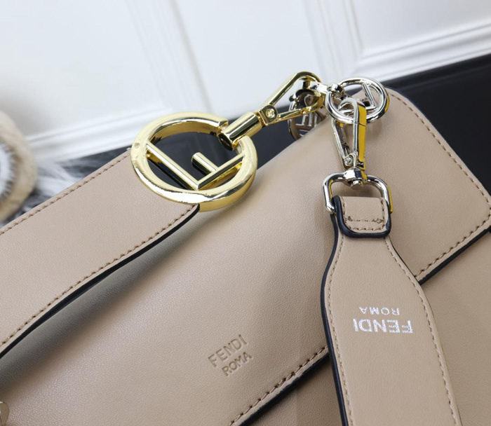 FENDI芬迪 新品新款fendi KAN I手袋 可斜背或手拿  fd1559