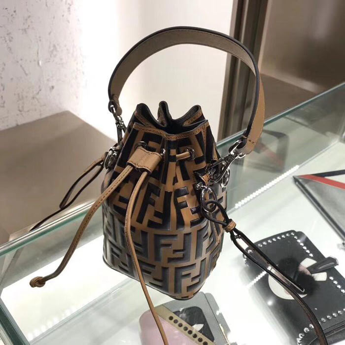 FENDI芬迪 原單2018春夏最新款 眾多明星同款 fendi專櫃 靈魂設計迷你桶包  fd1564