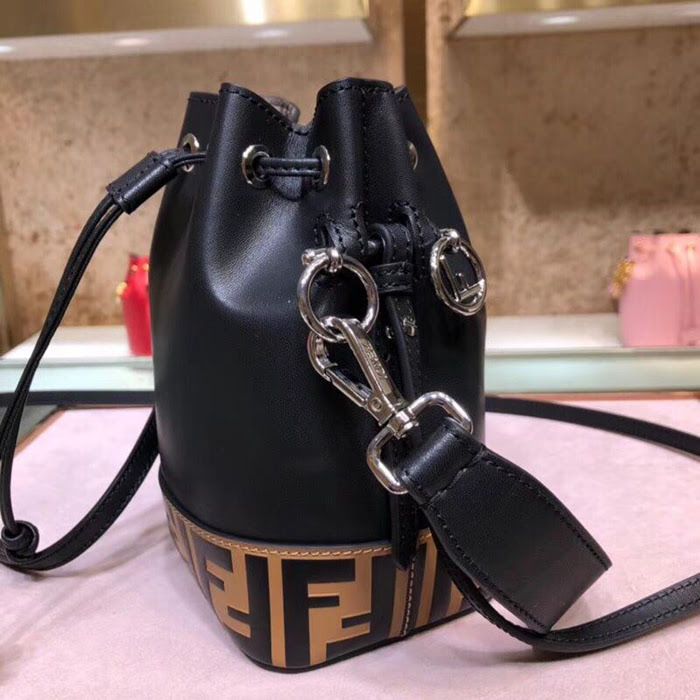 FENDI芬迪 原單2018春夏最新款 眾多明星同款 fendi專櫃 靈魂設計迷你桶包  fd1566
