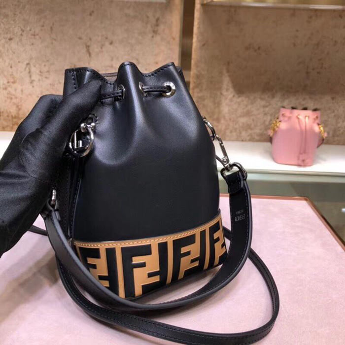 FENDI芬迪 原單2018春夏最新款 眾多明星同款 fendi專櫃 靈魂設計迷你桶包  fd1566