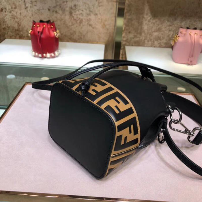 FENDI芬迪 原單2018春夏最新款 眾多明星同款 fendi專櫃 靈魂設計迷你桶包  fd1566