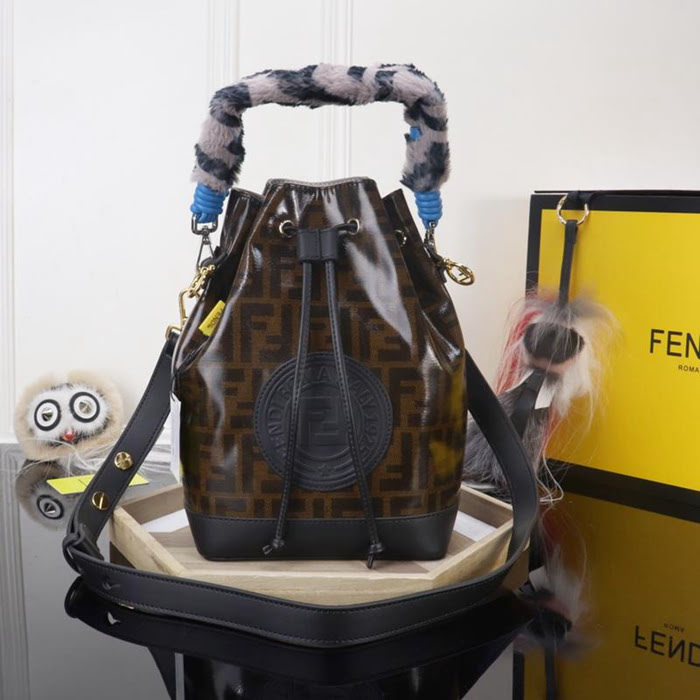 FENDI芬迪 專櫃靈魂設計大桶包壓印‘F’字體 女神大愛單品 搭配專櫃走秀兔毛手提  fd1590