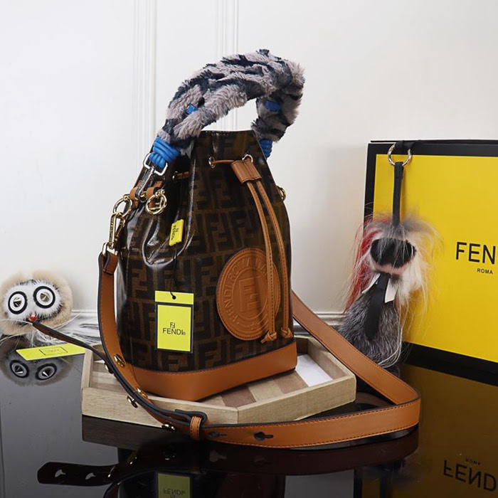 FENDI芬迪 專櫃靈魂設計大桶包壓印‘F’字體 女神大愛單品 搭配專櫃走秀兔毛手提  fd1591