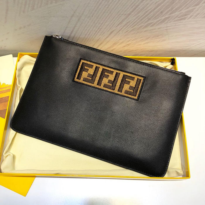 FENDI芬迪 黑色小牛皮 飾有棕色刺繡 FF 圖案提花編織貼片 拉鏈手拿包 0078M40  fd1610