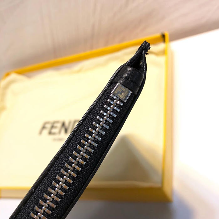FENDI芬迪 黑色小牛皮 飾有棕色刺繡 FF 圖案提花編織貼片 拉鏈手拿包 0078M40  fd1610