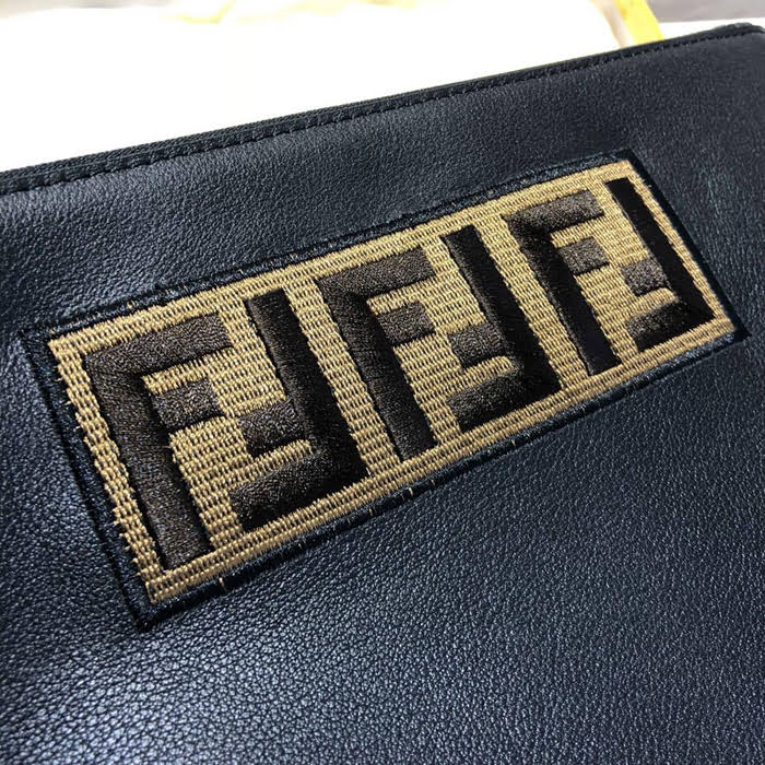 FENDI芬迪 黑色小牛皮 飾有棕色刺繡 FF 圖案提花編織貼片 拉鏈手拿包 0078M40  fd1610