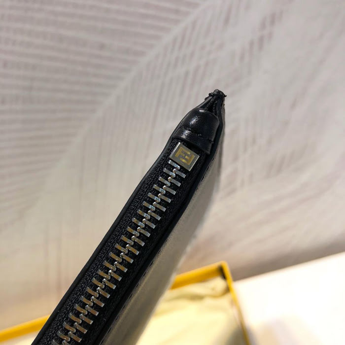 FENDI芬迪 黑色羅馬諾皮革 內嵌對比色 FENDI 字樣貼片 拉鏈手拿包 0078M40  fd1612