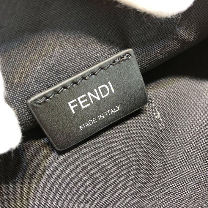 FENDI芬迪 黑色羅馬諾皮革 內嵌對比色 FENDI 字樣貼片 拉鏈手拿包 0078M40  fd1612