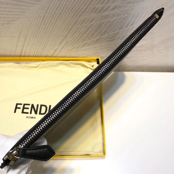 FENDI芬迪 黑色羅馬諾皮革 內嵌對比色 FENDI 字樣貼片 拉鏈手拿包 0078M40  fd1612