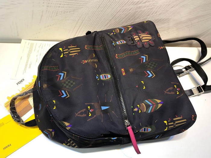 FENDI芬迪 SUPER BUGS 主題圖案 黏貼式膠質標章 輕巧型 款式背包 7043M59  fd1613