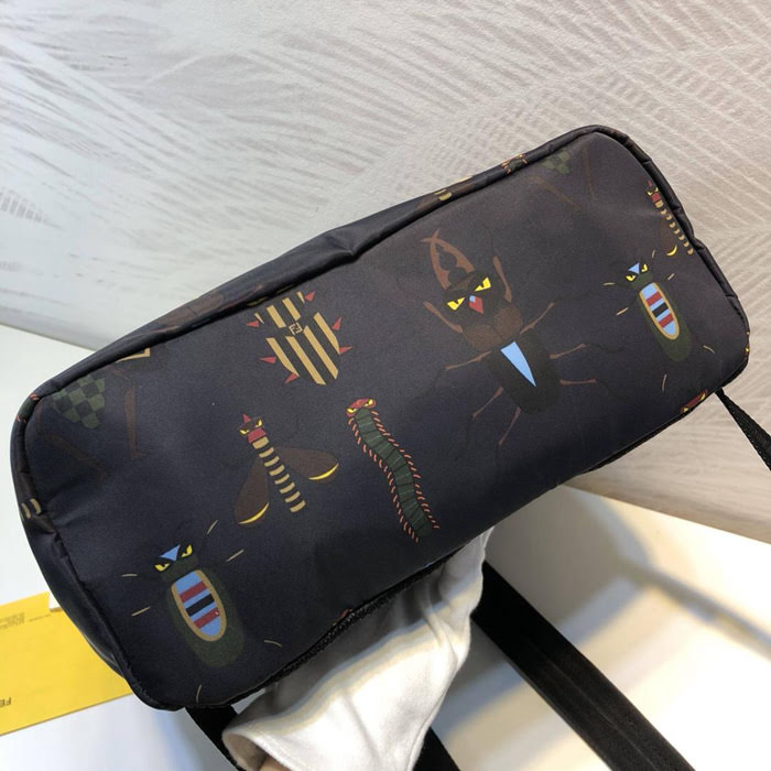 FENDI芬迪 SUPER BUGS 主題圖案 黏貼式膠質標章 輕巧型 款式背包 7043M59  fd1613
